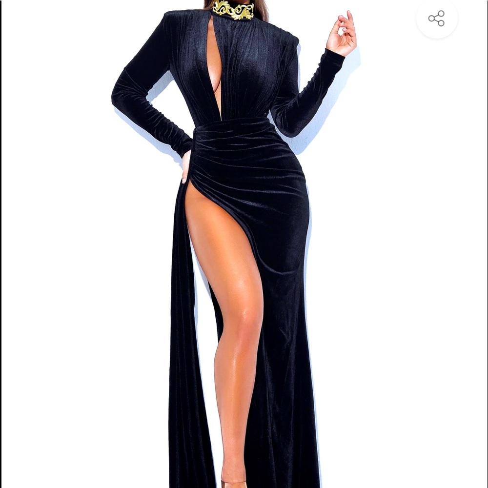 Miss Circle Zenaida Black High Slit Velvet Gown